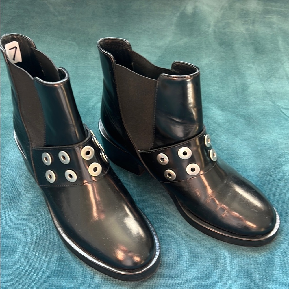 SANDRO Chelsea boot with silver detail. Like new